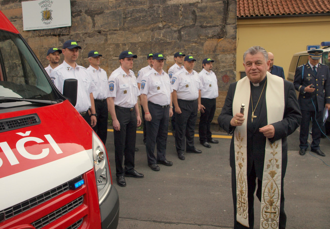 Ilustrační foto - žehnání nového hasičského vozu na Praze 1